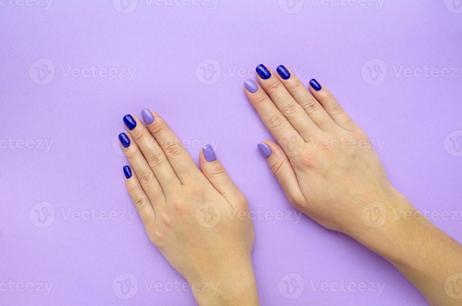 stijlvolle trendy damesmanicure. blauw en lila foto