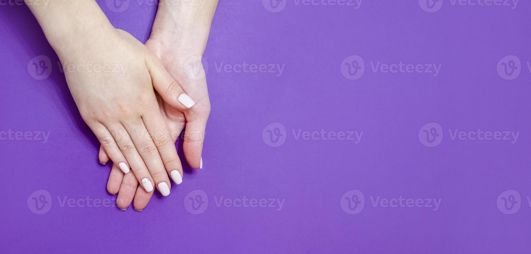 vrouwelijke manicure op een lichte achtergrond. Purper foto