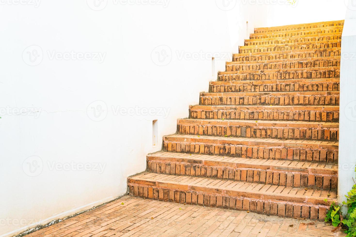 buiten bakstenen traptrede met witte muur foto