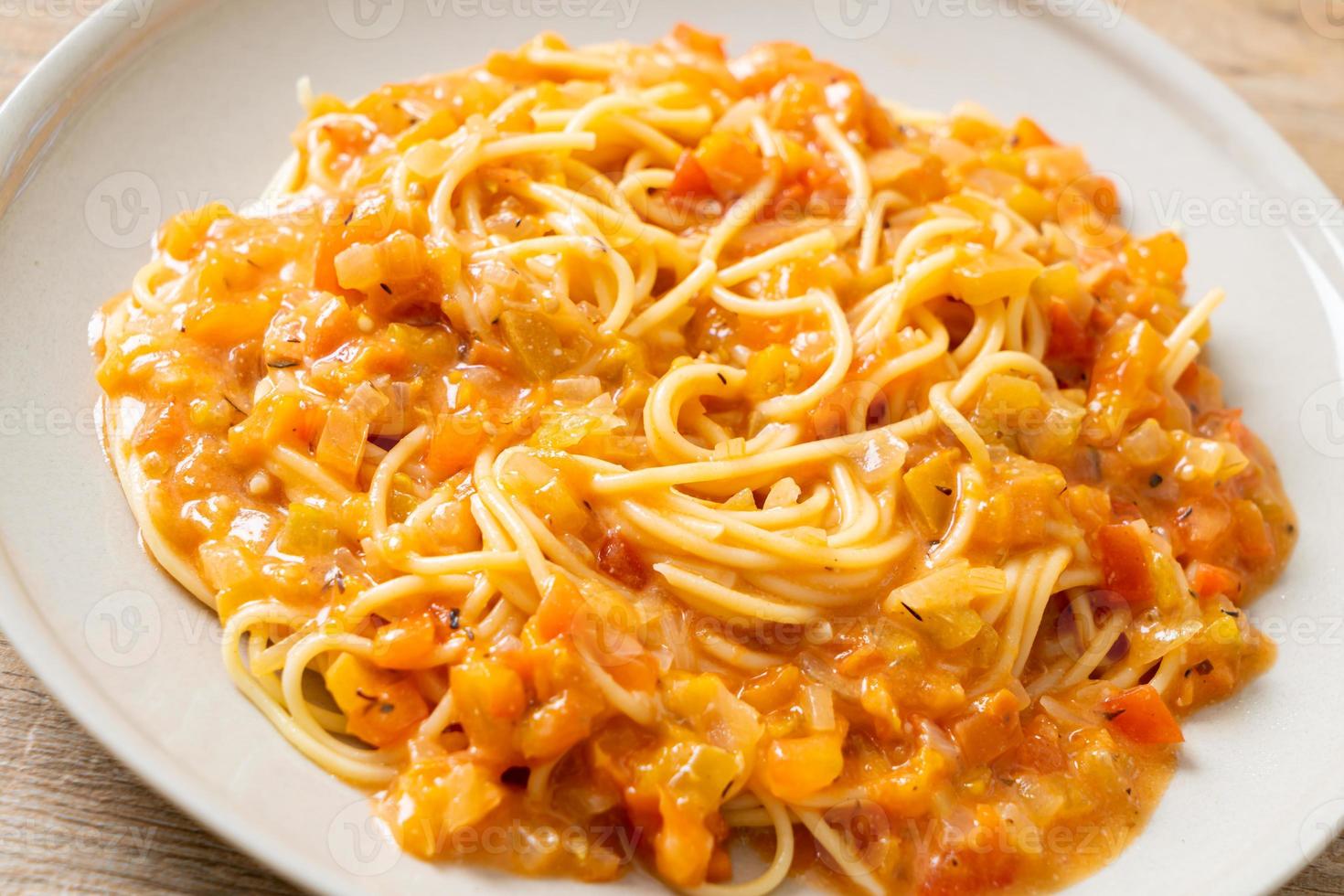 spaghetti pasta met romige tomatensaus of roze saus foto