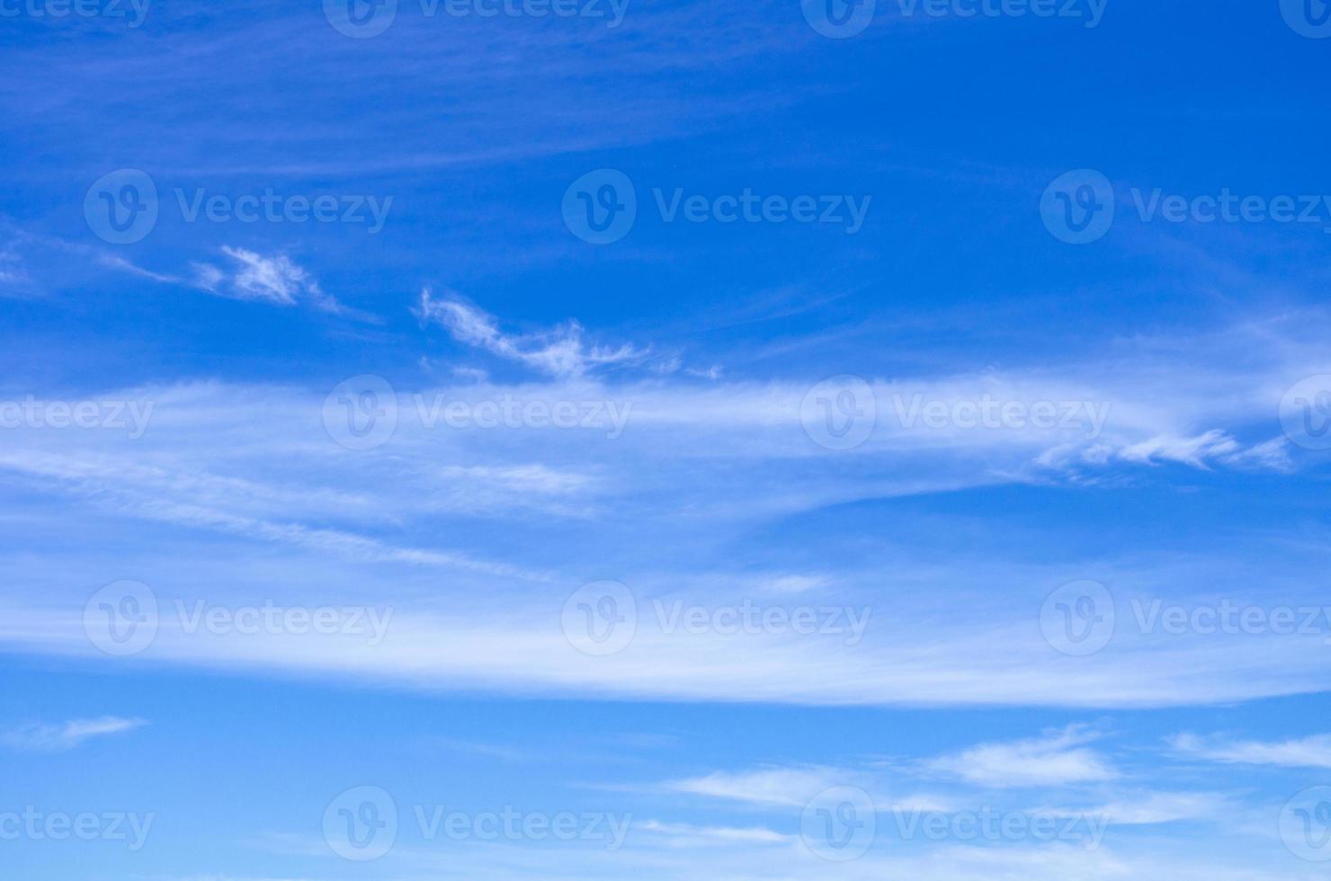 blauwe heldere lucht. lichte wolken. zomer. kalm. foto