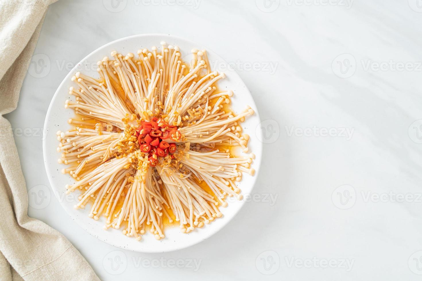 zelfgemaakte gestoomde gouden naaldpaddestoel of enokitake met sojasaus, chili en knoflook foto