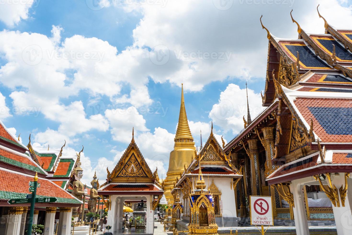 tempel van de smaragdgroene boeddha en het grote paleis in bangkok, thailand foto