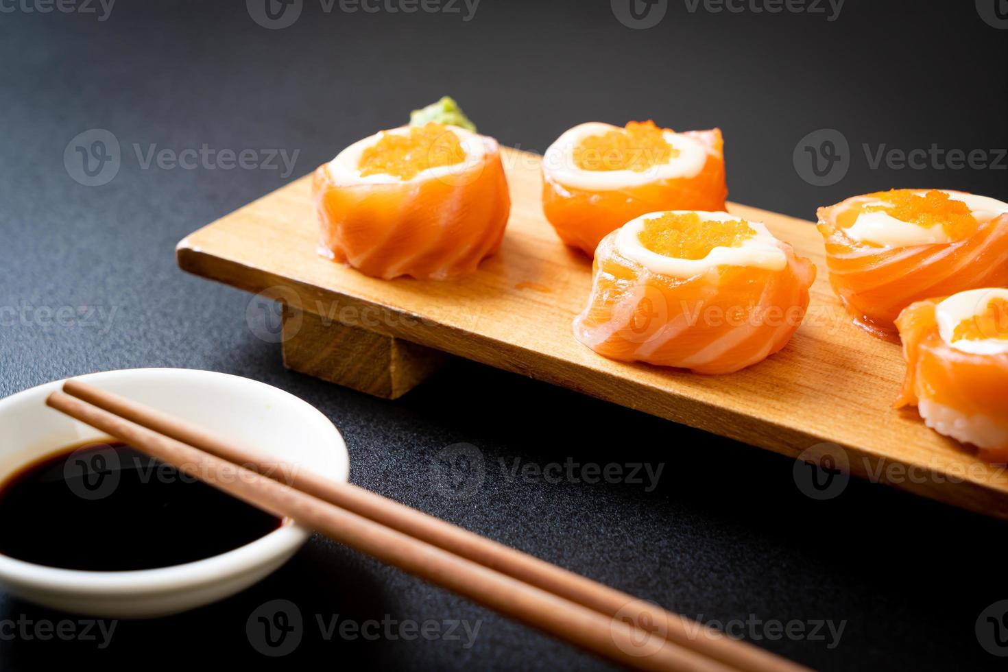 verse zalm sushi roll met mayonaise en garnalen ei - japanse food style foto