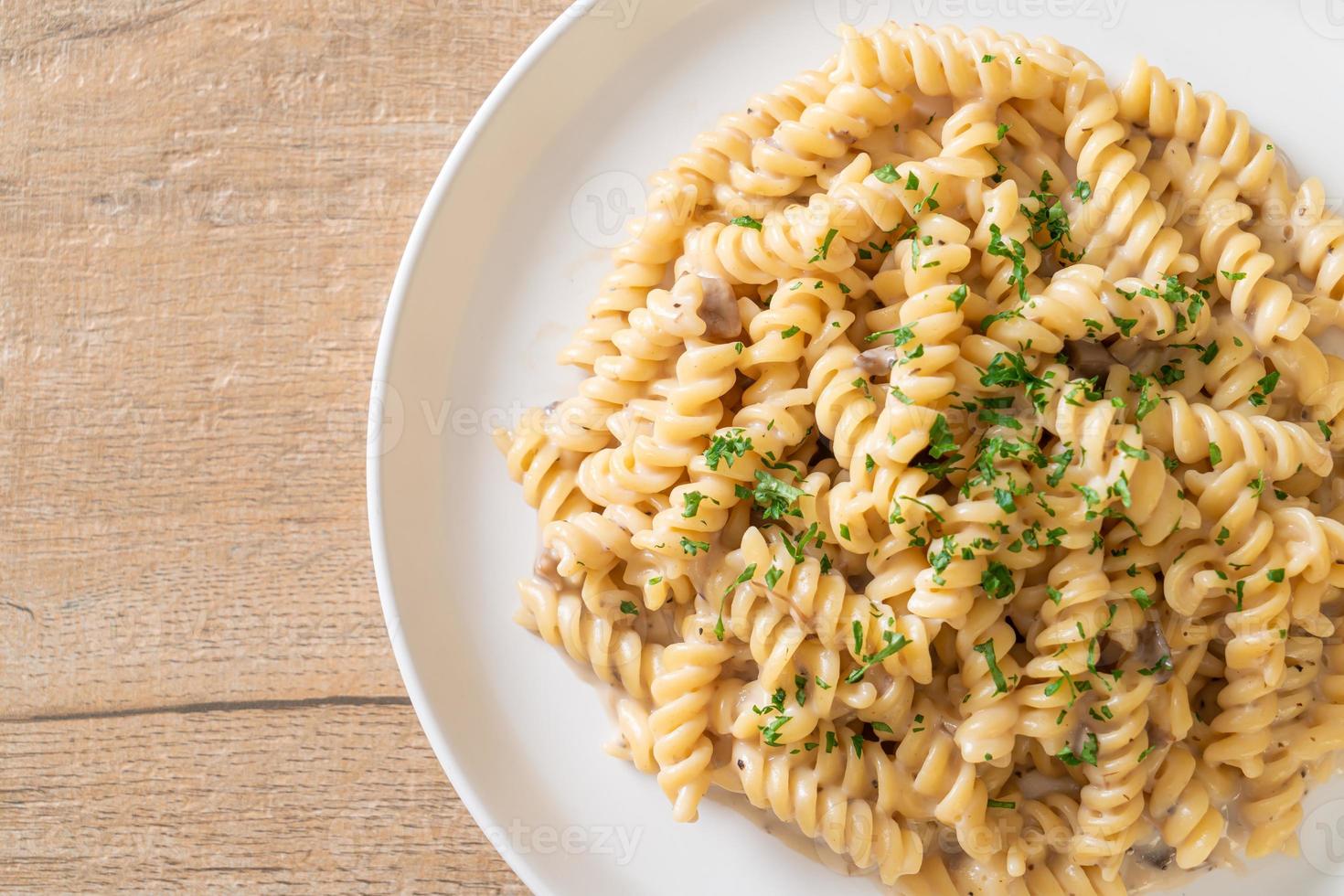 spirali of spirali pasta champignonroomsaus met peterselie - italiaanse eetstijl foto