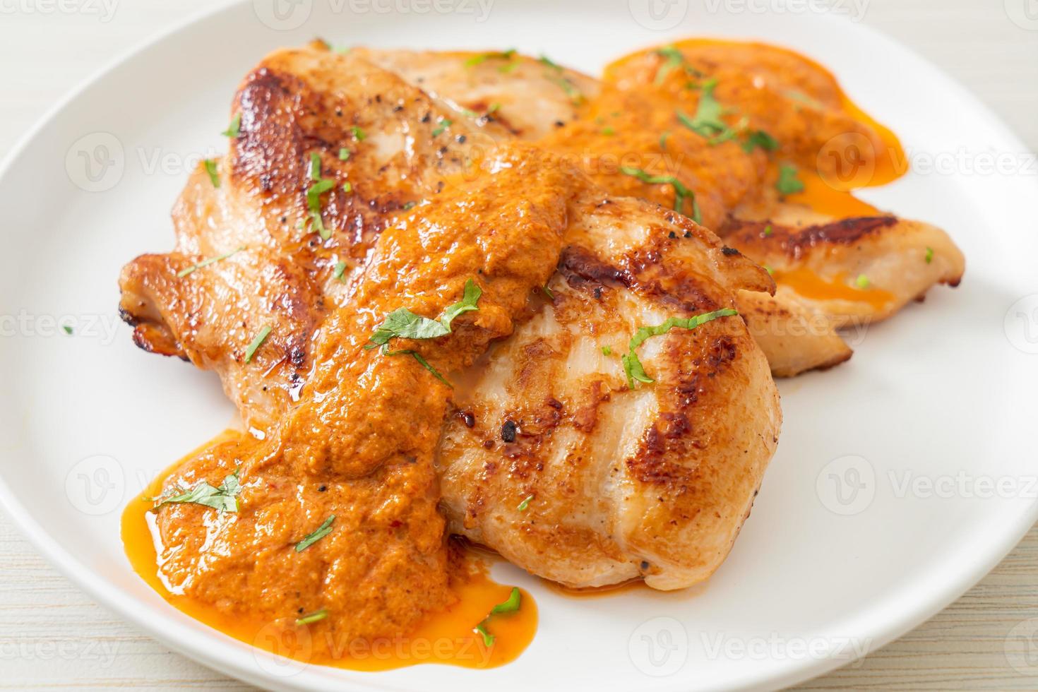 gegrilde kipsteak met rode currysaus - moslimvoedselstijl foto