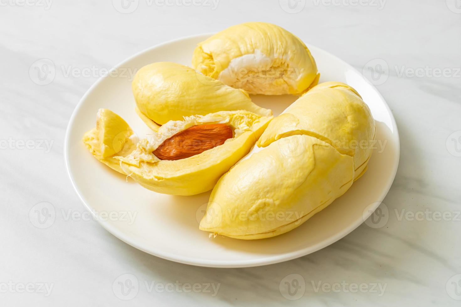 durian gerijpt en vers, durian schil op witte plaat foto