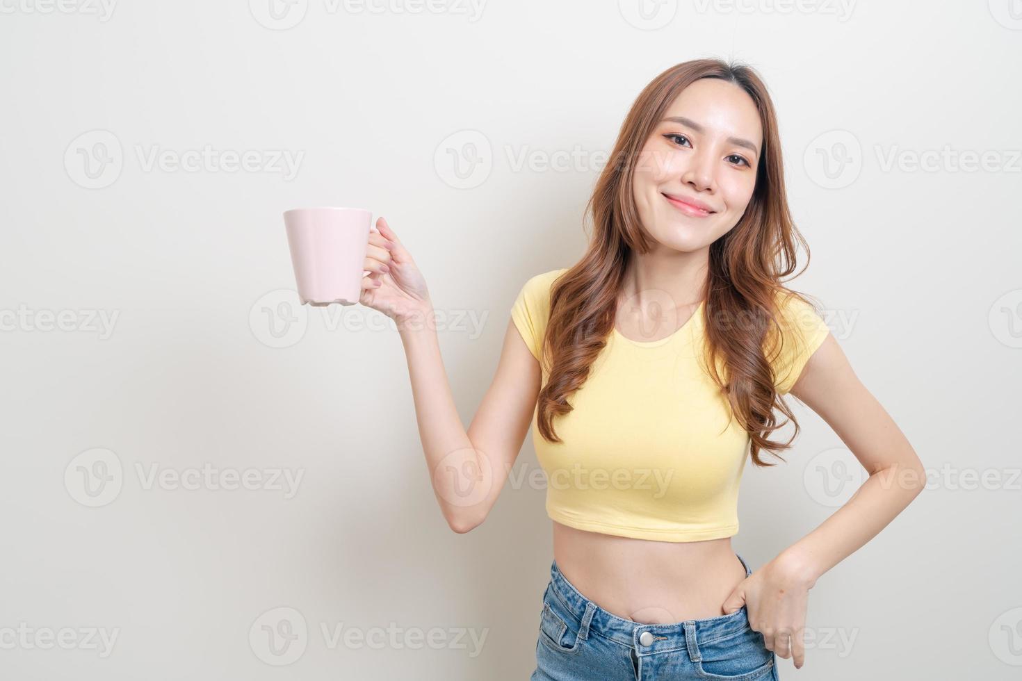 portret mooie aziatische vrouw met koffiekopje of mok op witte achtergrond foto