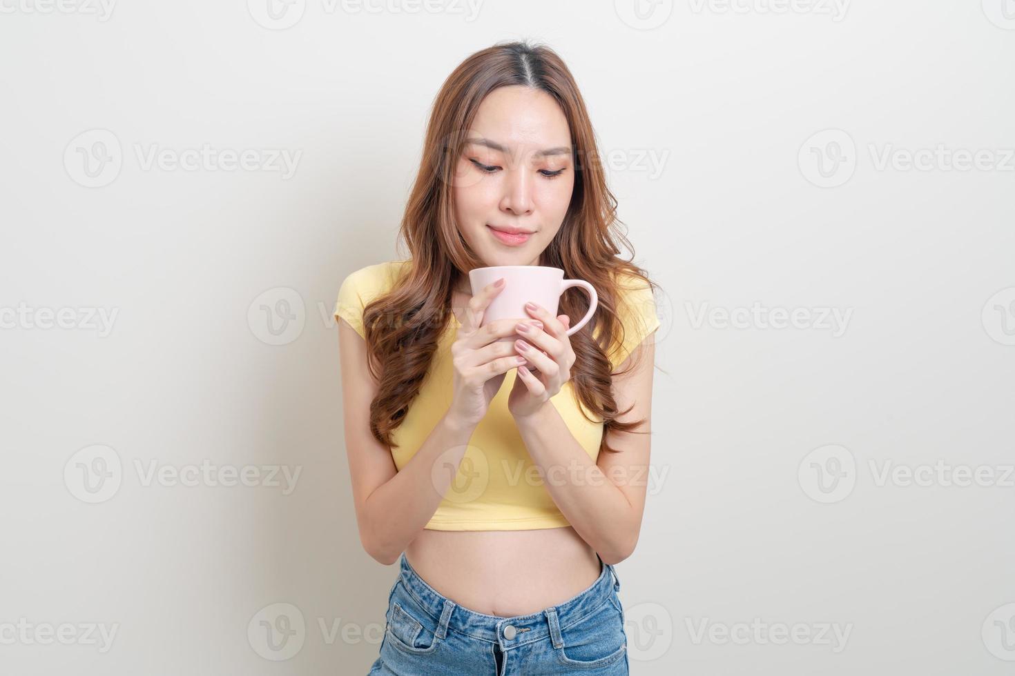 portret mooie aziatische vrouw met koffiekopje of mok op witte achtergrond foto