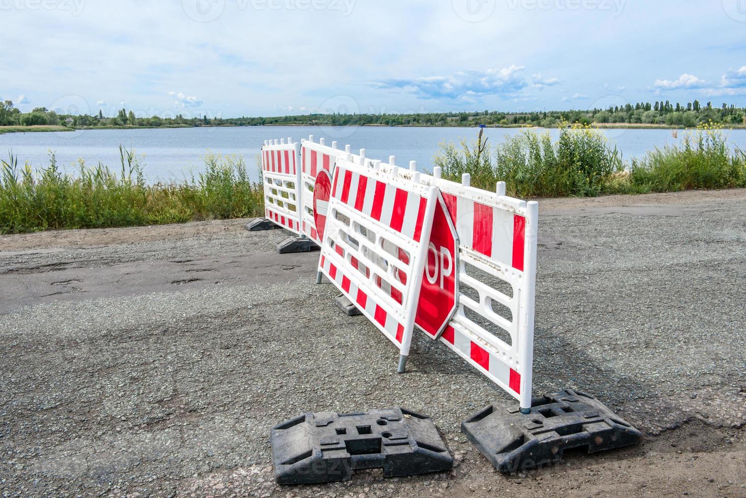 verkeersbord op de baan wat betekent verkeersongeval foto