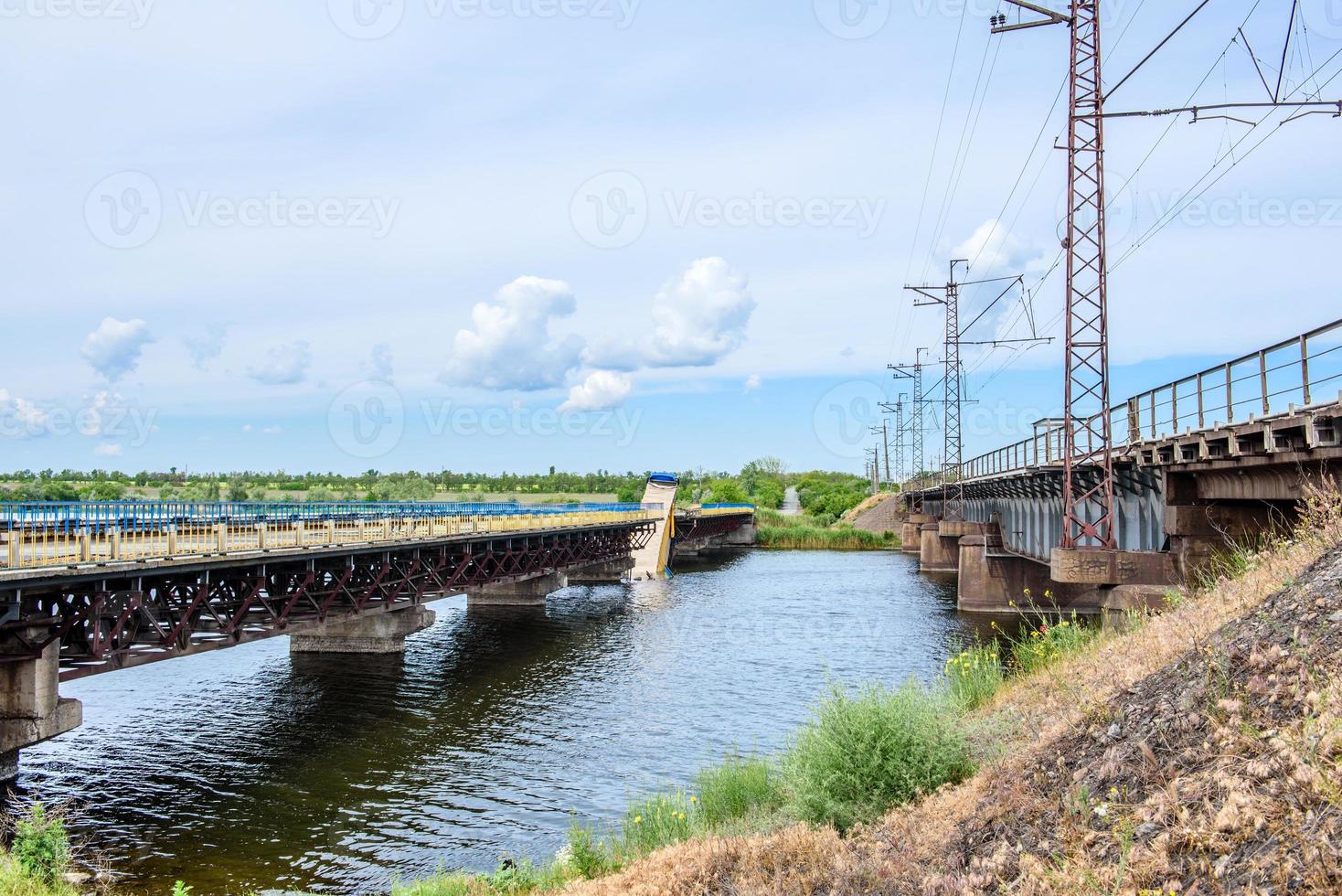 vernietiging van brugconstructies over de rivier foto