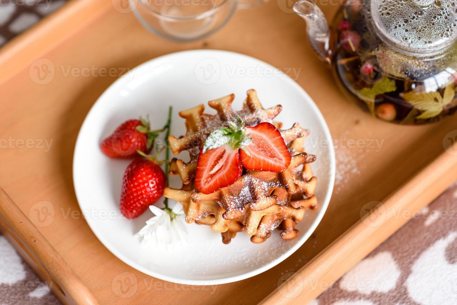 heerlijke vers gebakken belgische wafels met bessen en fruit foto