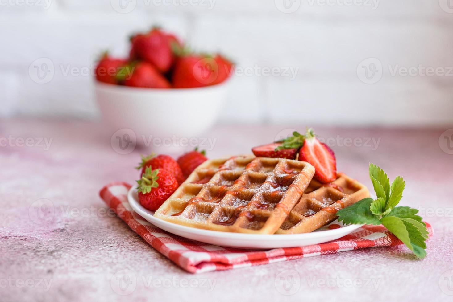 heerlijke vers gebakken belgische wafels met bessen en fruit foto