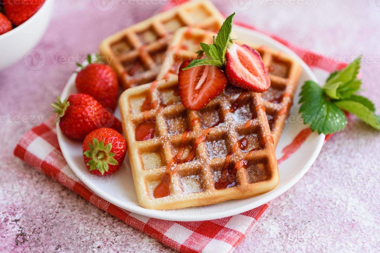 heerlijke vers gebakken belgische wafels met bessen en fruit foto