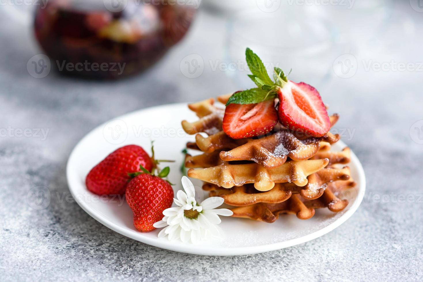 heerlijke vers gebakken belgische wafels met bessen en fruit foto