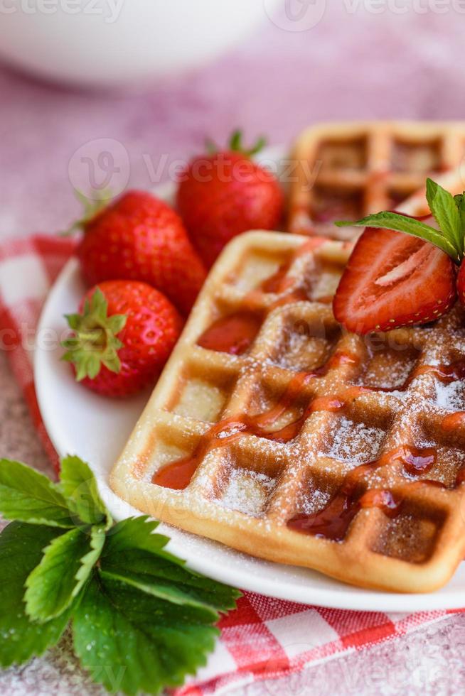 heerlijke vers gebakken belgische wafels met bessen en fruit foto