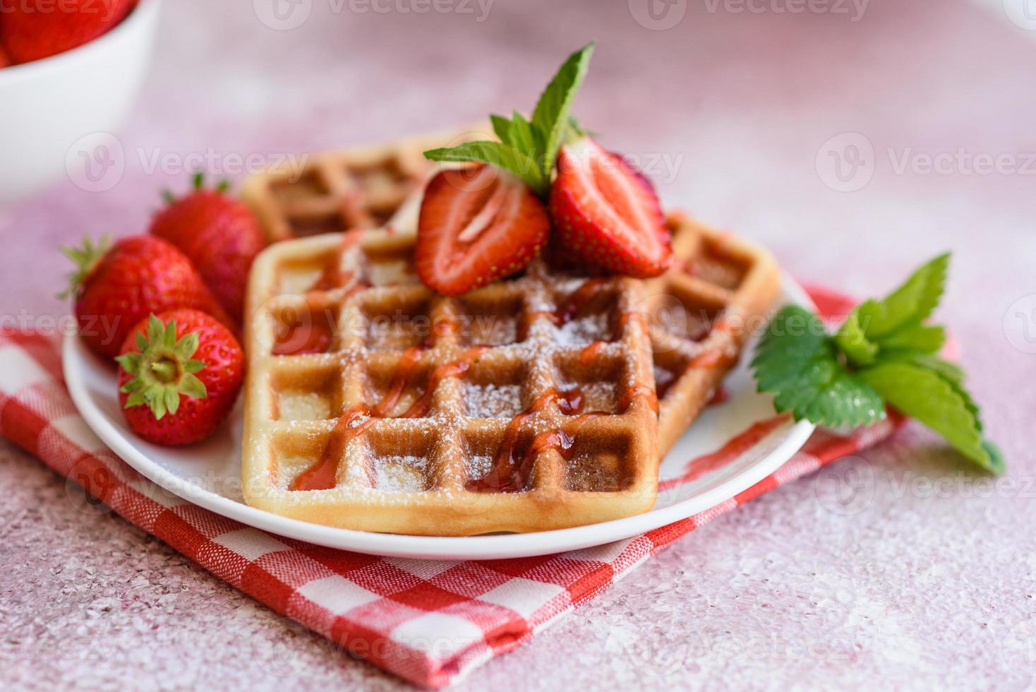 heerlijke vers gebakken belgische wafels met bessen en fruit foto