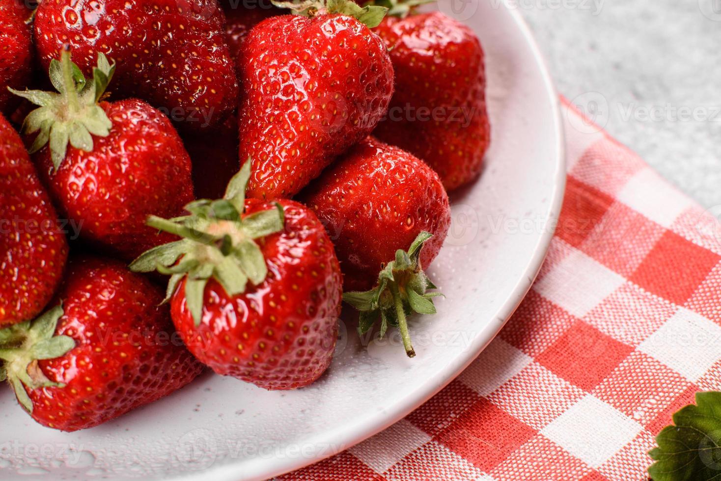 mooie sappige verse aardbeien op het betonnen oppervlak foto