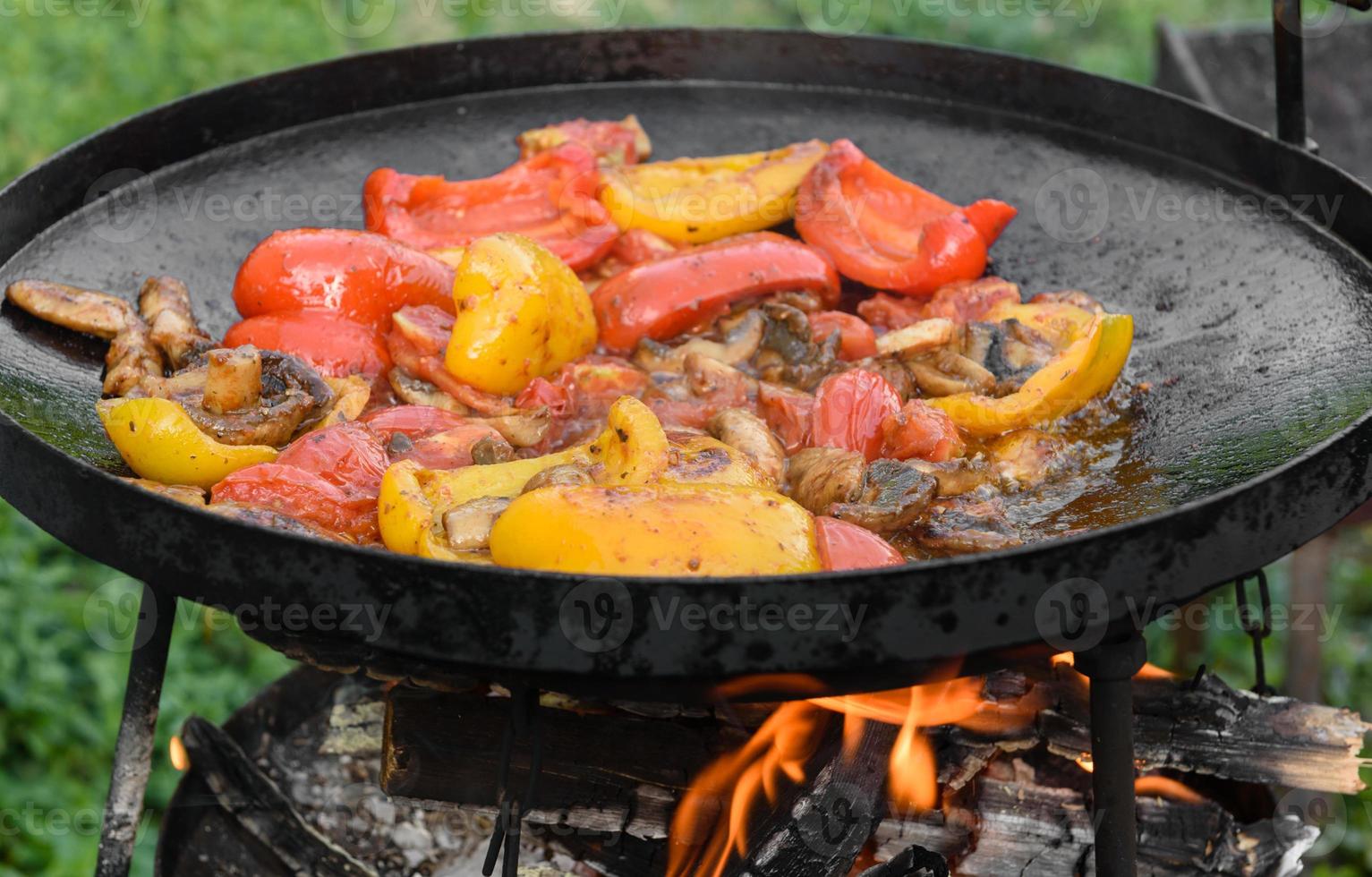 verse groenten worden gekookt in een grillpan op open vuur foto