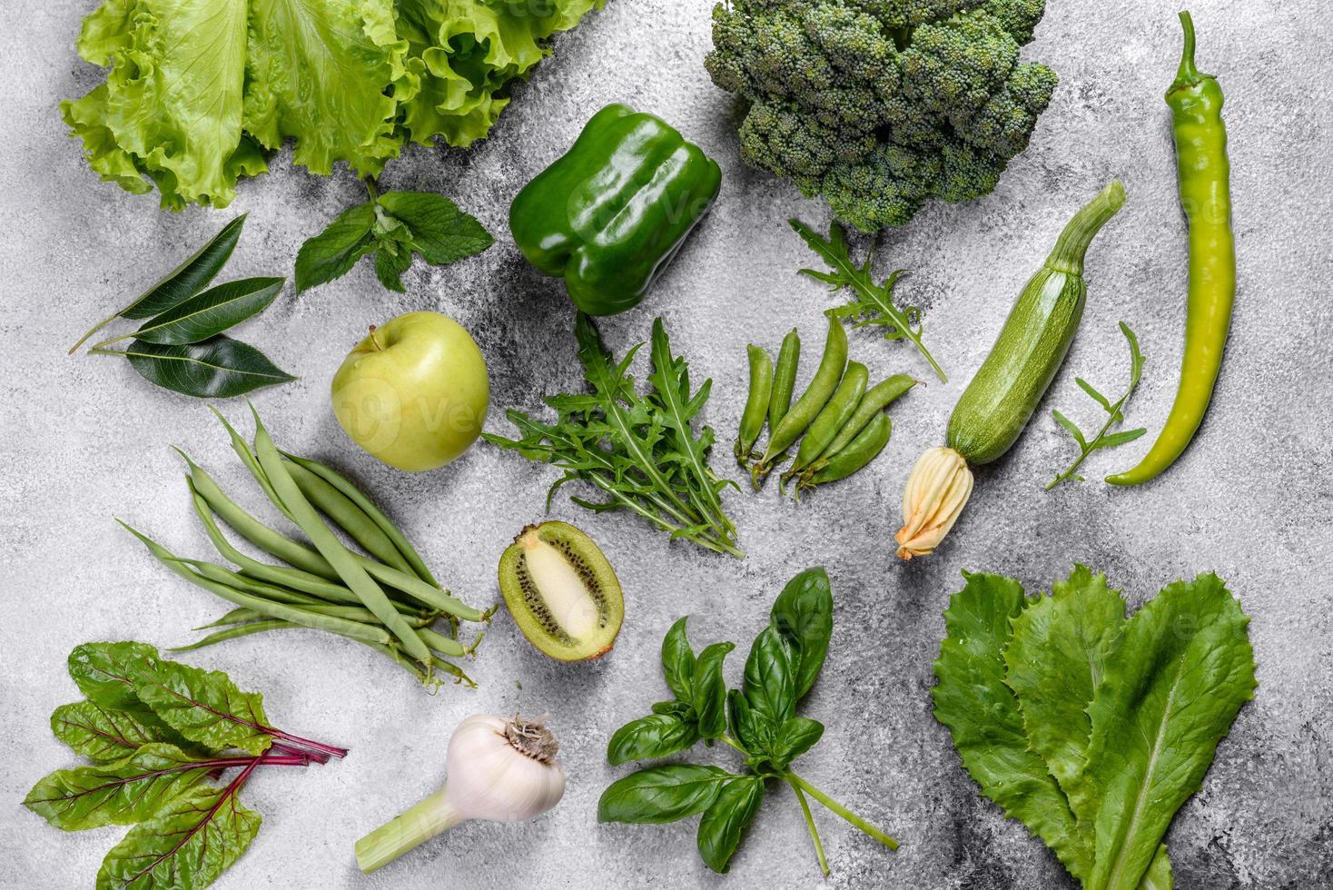 samenstelling van heldere en sappige groene groenten, specerijen en kruiden foto