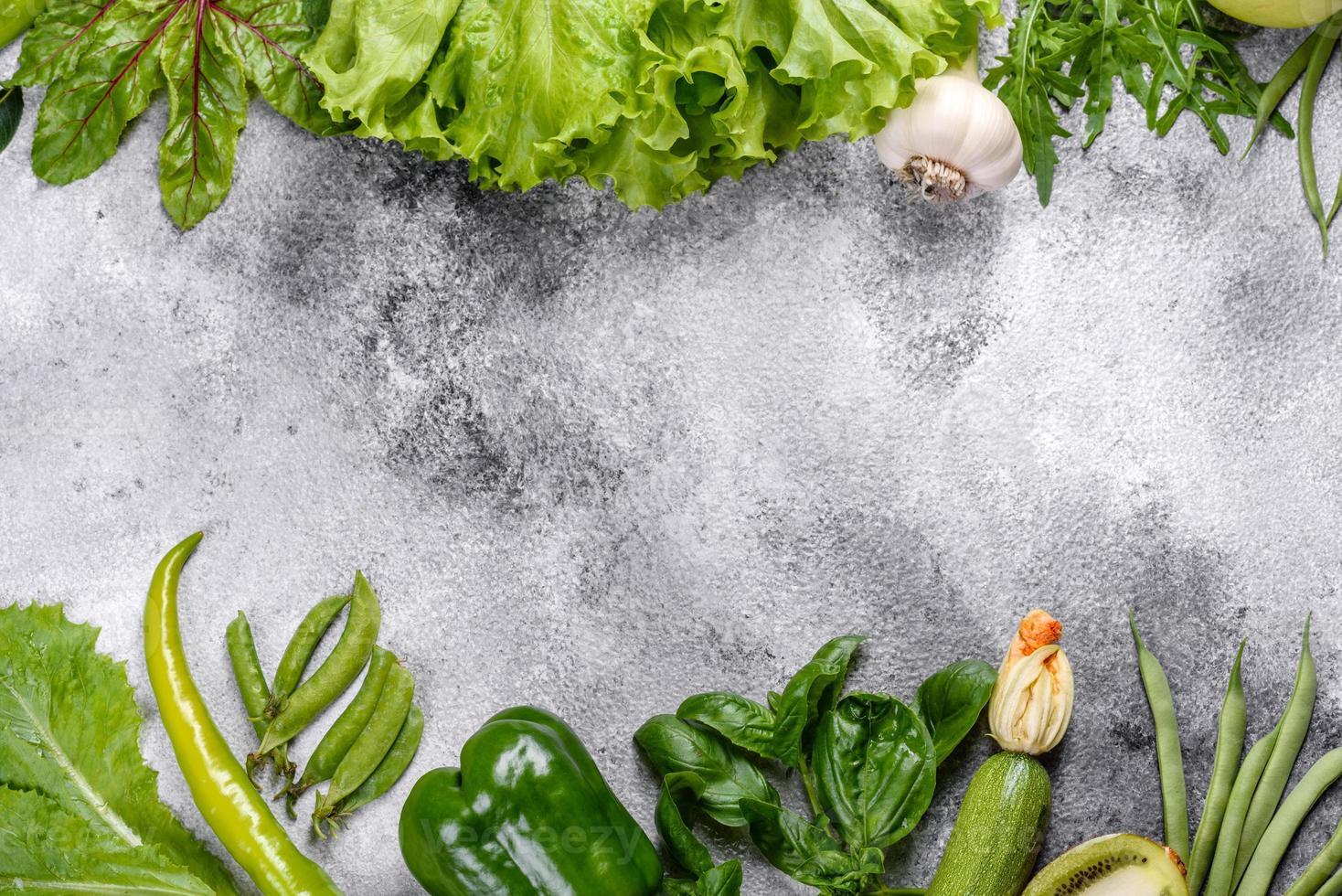 samenstelling van heldere en sappige groene groenten, specerijen en kruiden foto