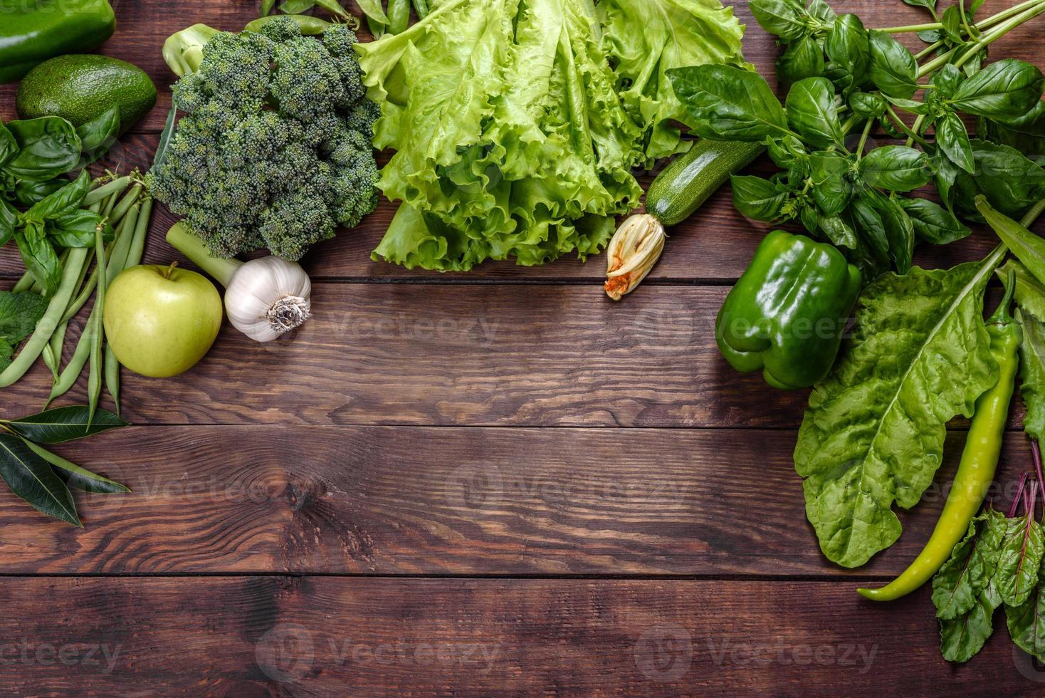 samenstelling van heldere en sappige groene groenten, specerijen en kruiden foto