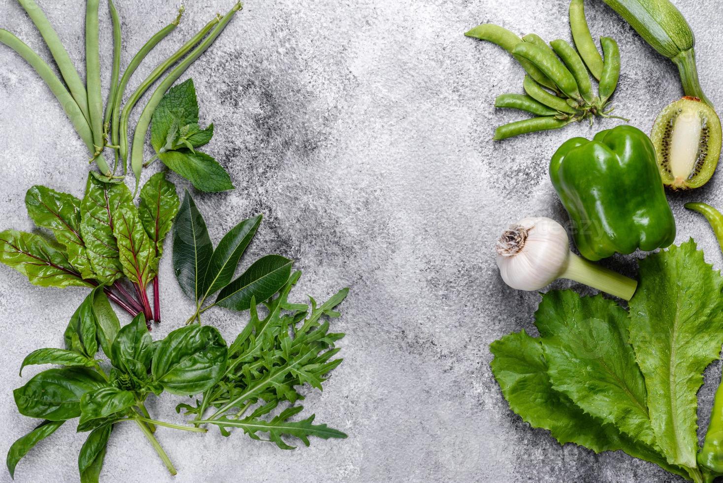 samenstelling van heldere en sappige groene groenten, specerijen en kruiden foto