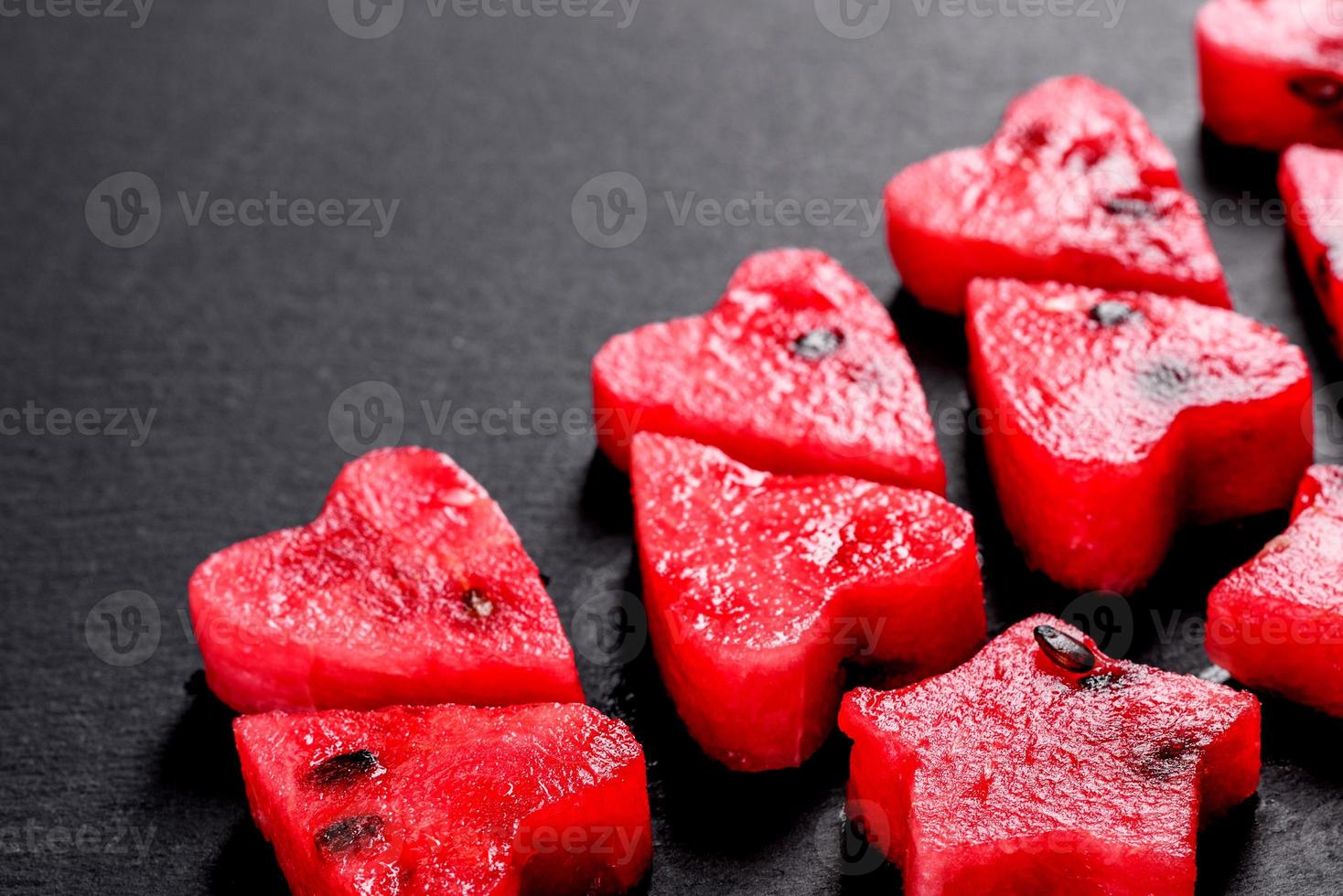 verse heerlijke watermeloen gesneden met munt en watermeloensap foto