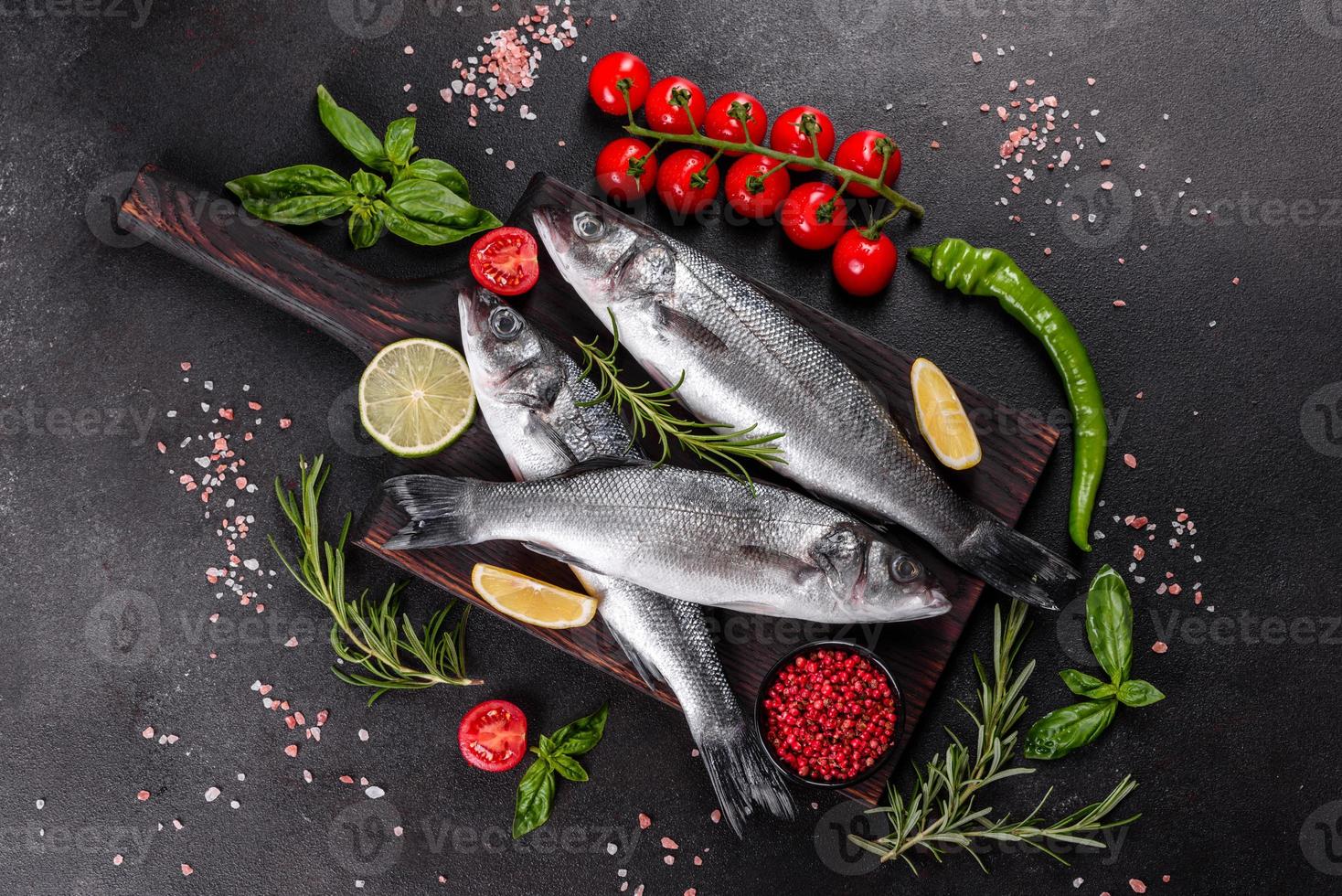 verse vis zeebaars en ingrediënten om te koken. rauwe vis zeebaars foto