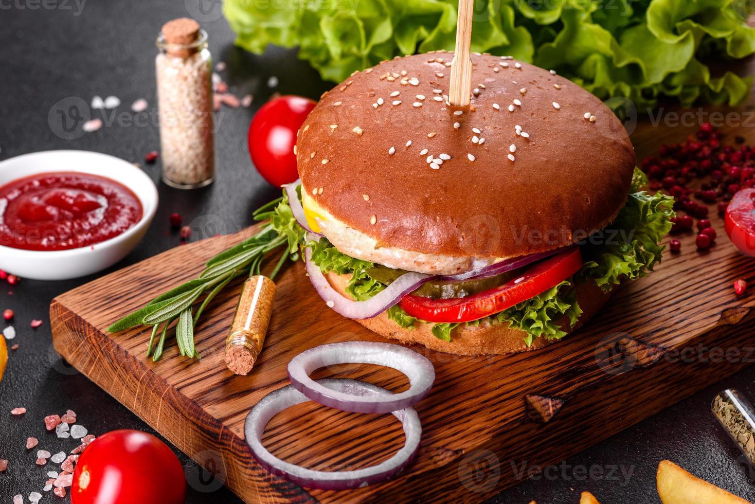 heerlijke verse huisgemaakte burger op een houten tafel foto