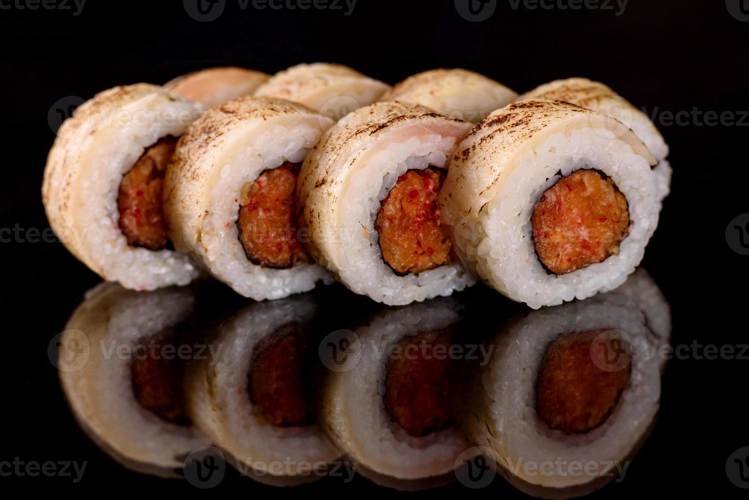 verse sushi rollen bereid van de beste soorten vis en zeevruchten foto