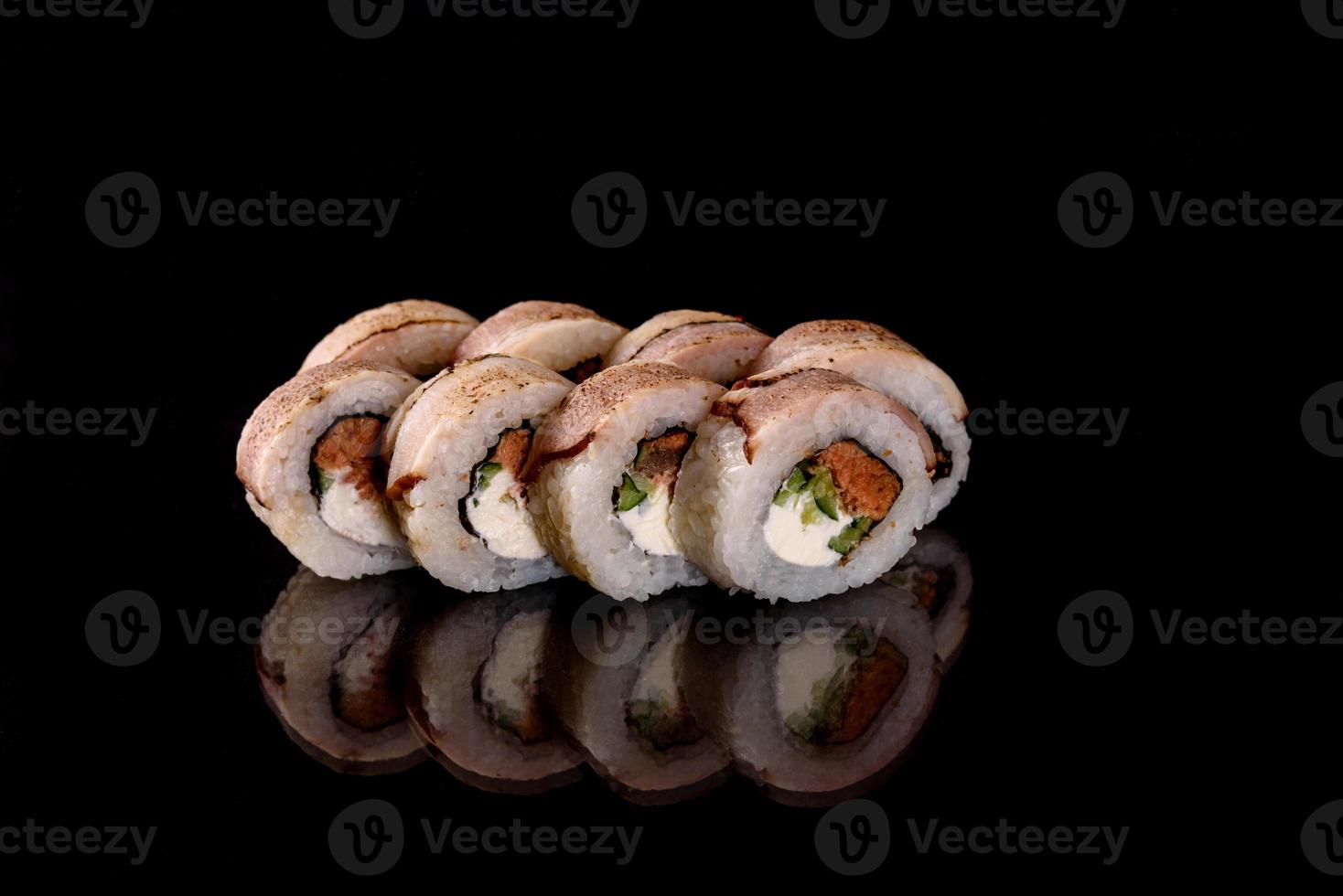 verse sushi rollen bereid van de beste soorten vis en zeevruchten foto