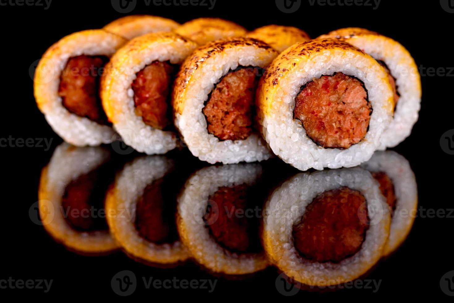 verse sushi rollen bereid van de beste soorten vis en zeevruchten foto