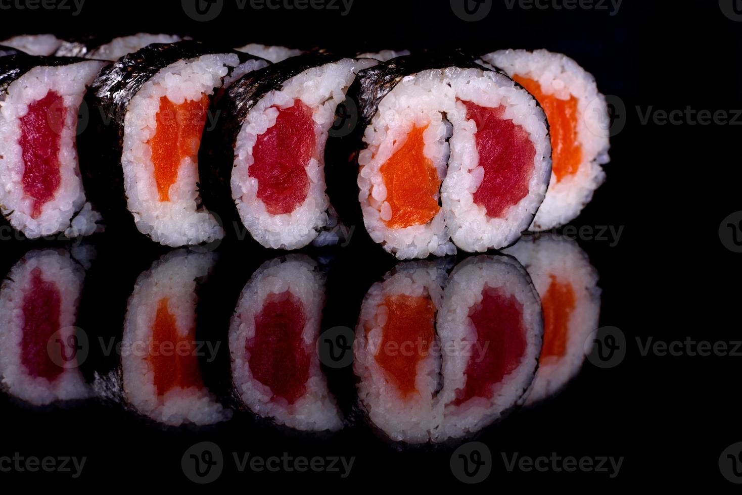 verse heerlijke mooie sushi rolt op een donkere achtergrond foto