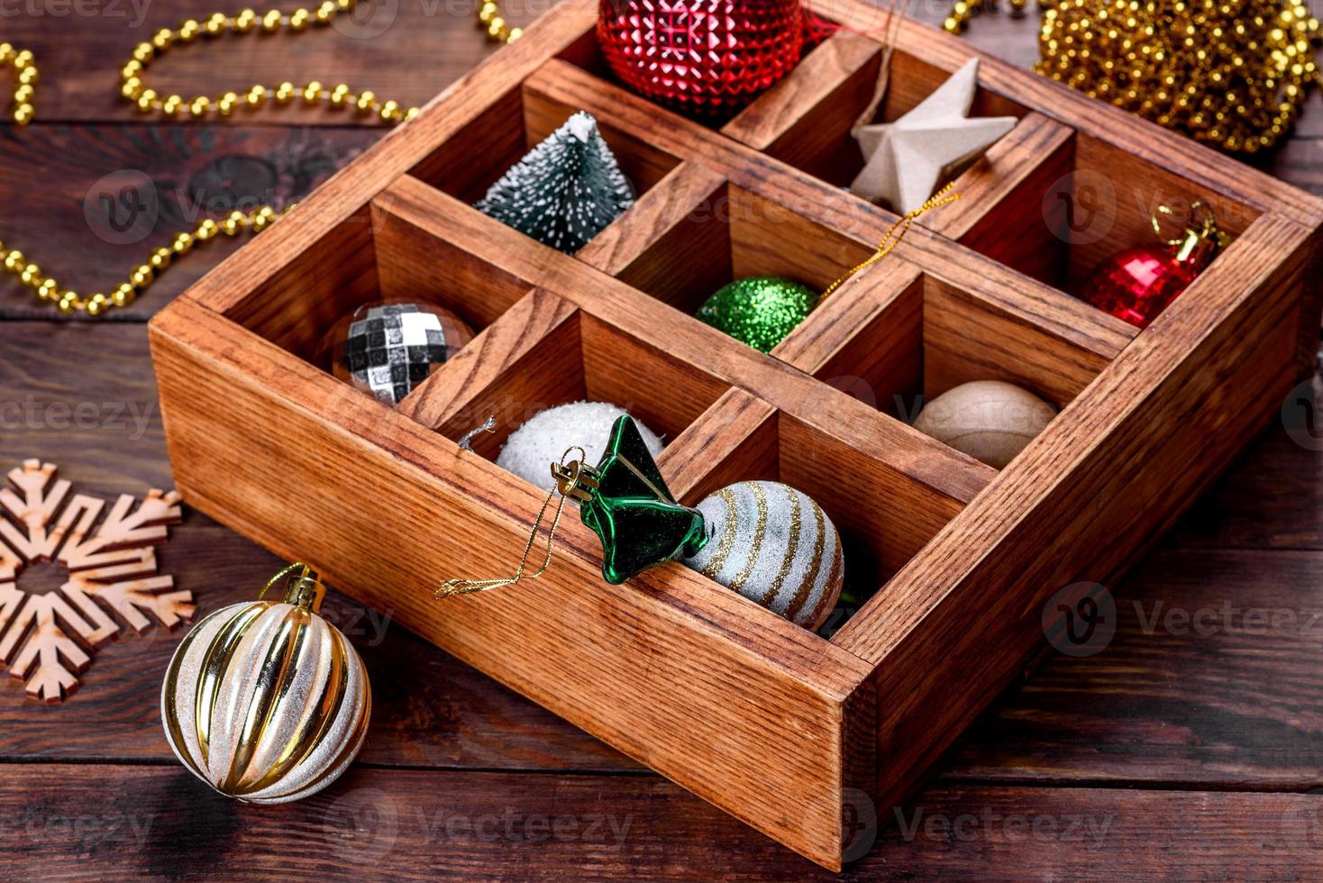 kerstspeelgoed en decoraties in een mooie houten kist foto