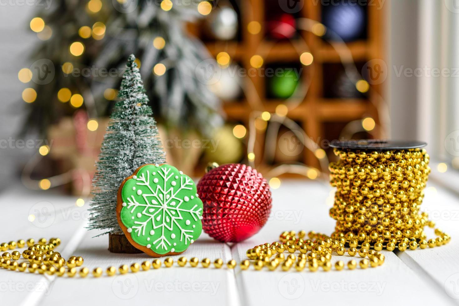 mooie veelkleurige kerstversiering op een licht houten tafel foto