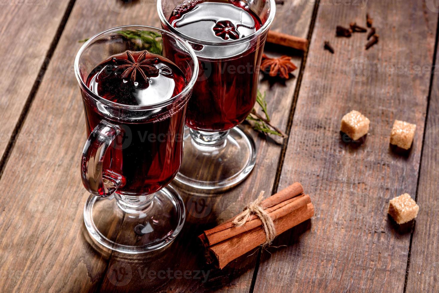 warme glühwein voor winter en kerst met diverse kruiden foto