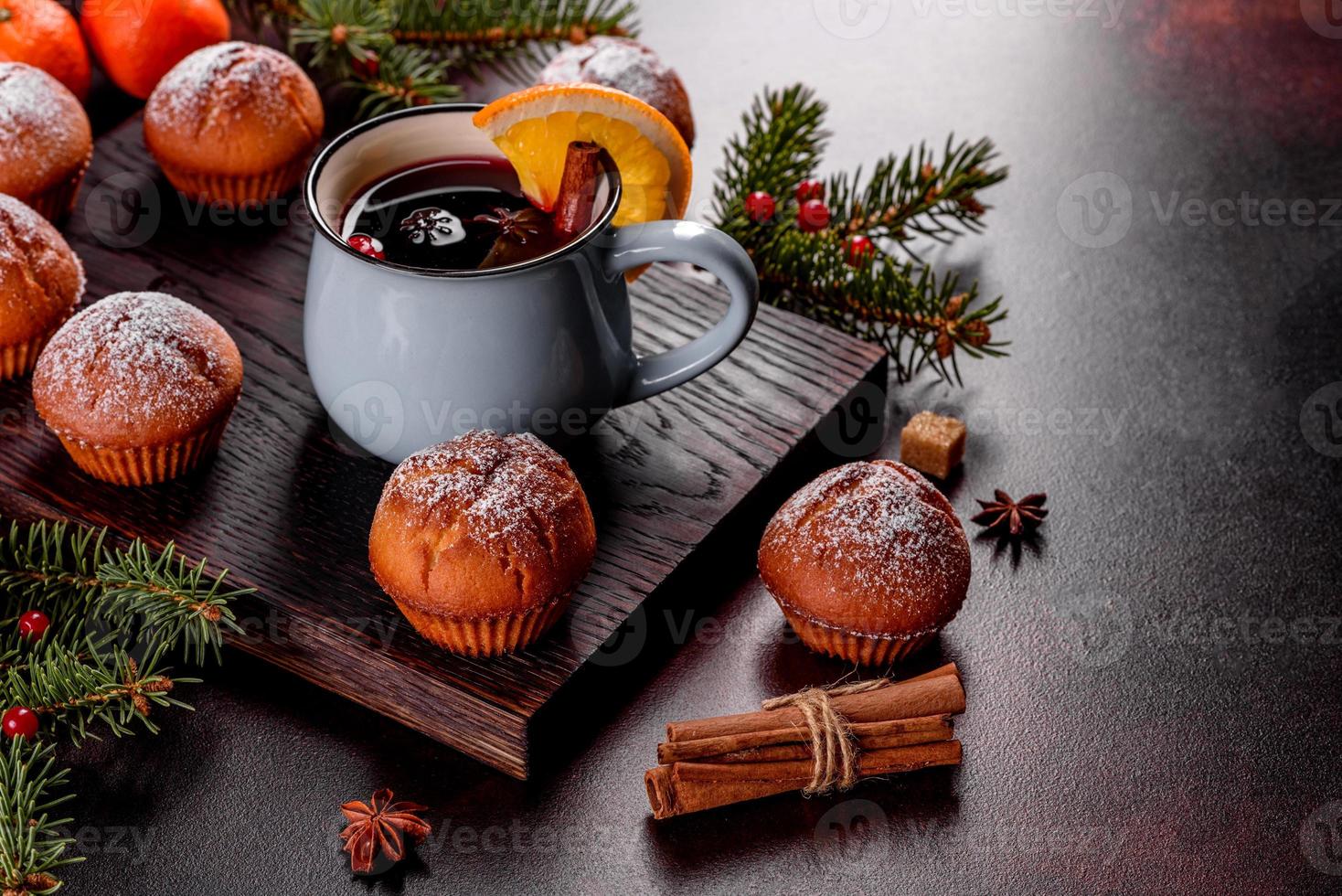 mooie heerlijke verse cacao muffins op de kersttafel foto