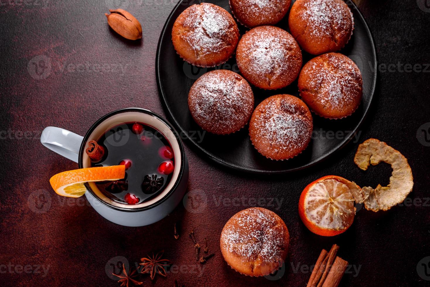 mooie heerlijke verse cacao muffins op de kersttafel foto