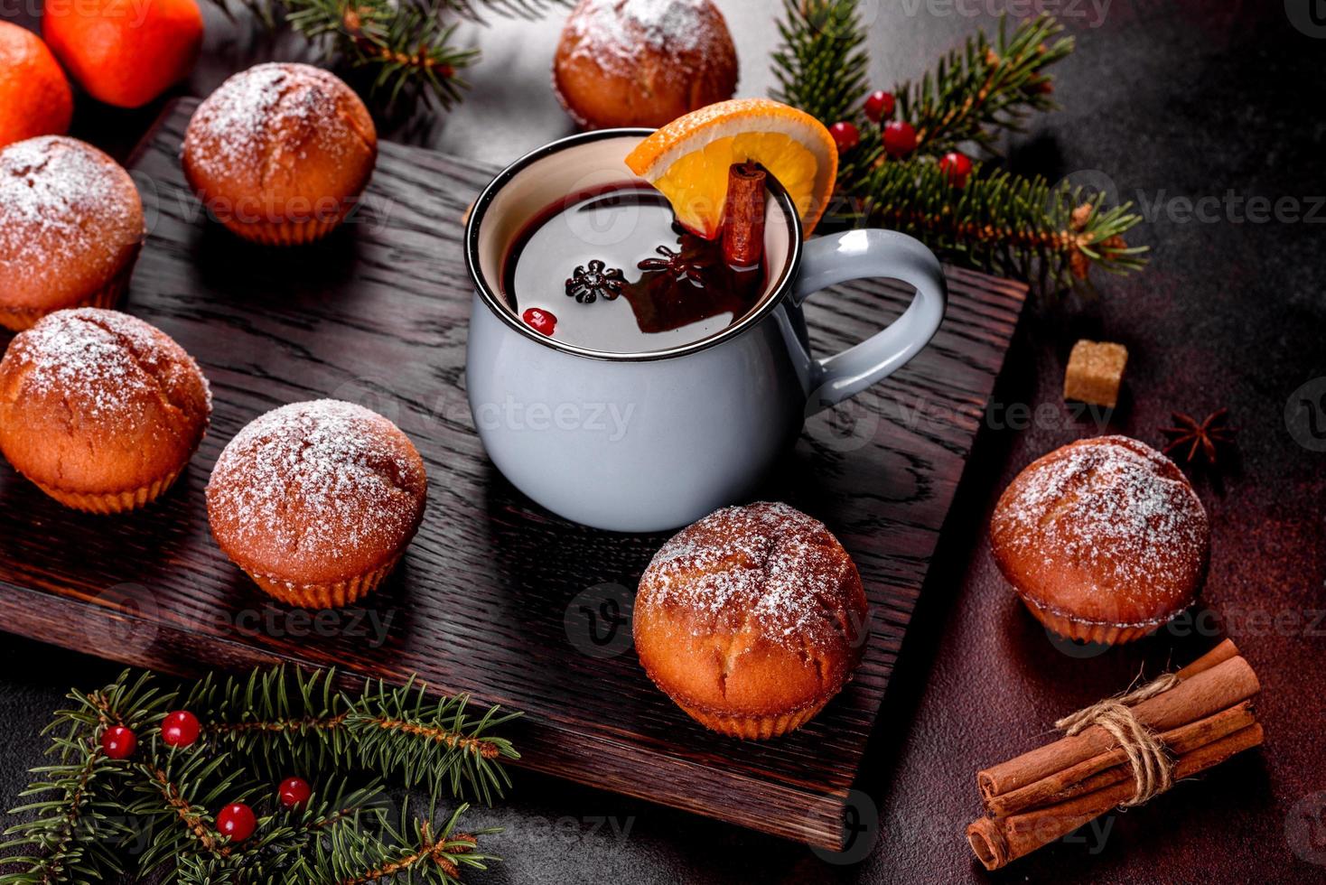 mooie heerlijke verse cacao muffins op de kersttafel foto