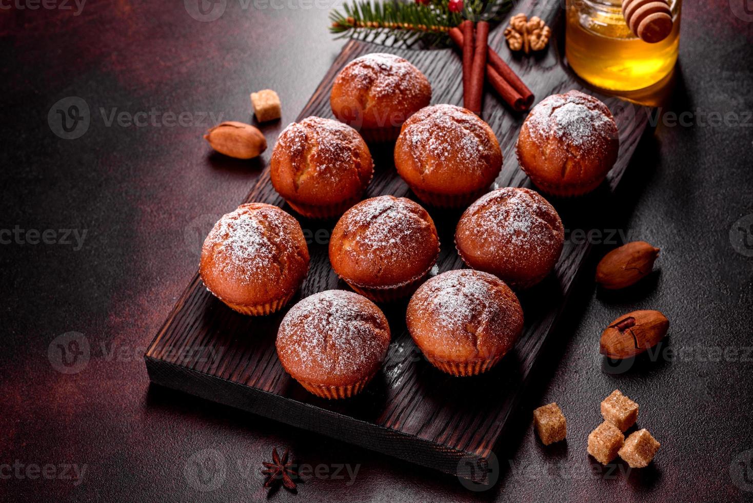 mooie heerlijke verse cacao muffins op de kersttafel foto