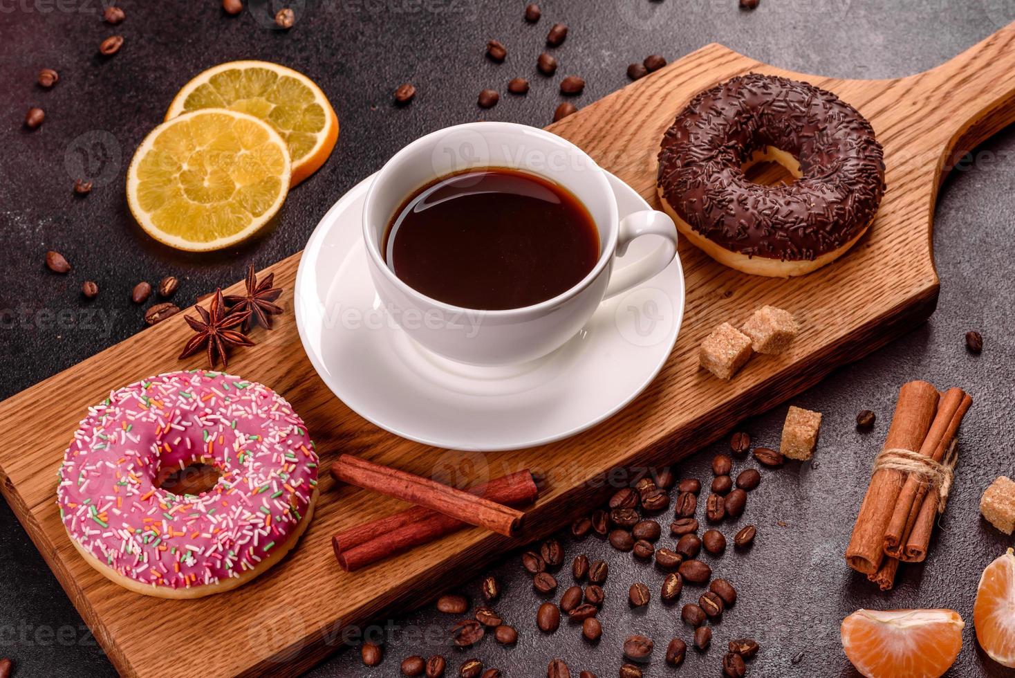 een kop sterke koffie op de kersttafel foto