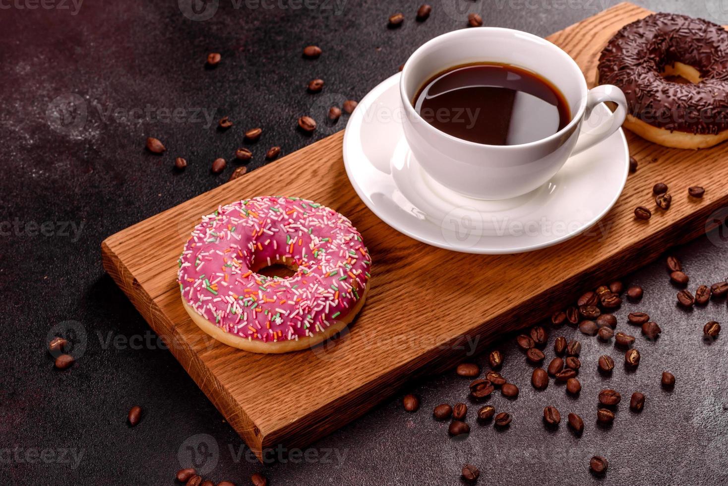 een kop sterke koffie op de kersttafel foto