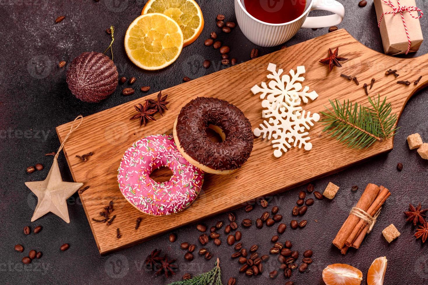 een kop sterke koffie op de kersttafel foto