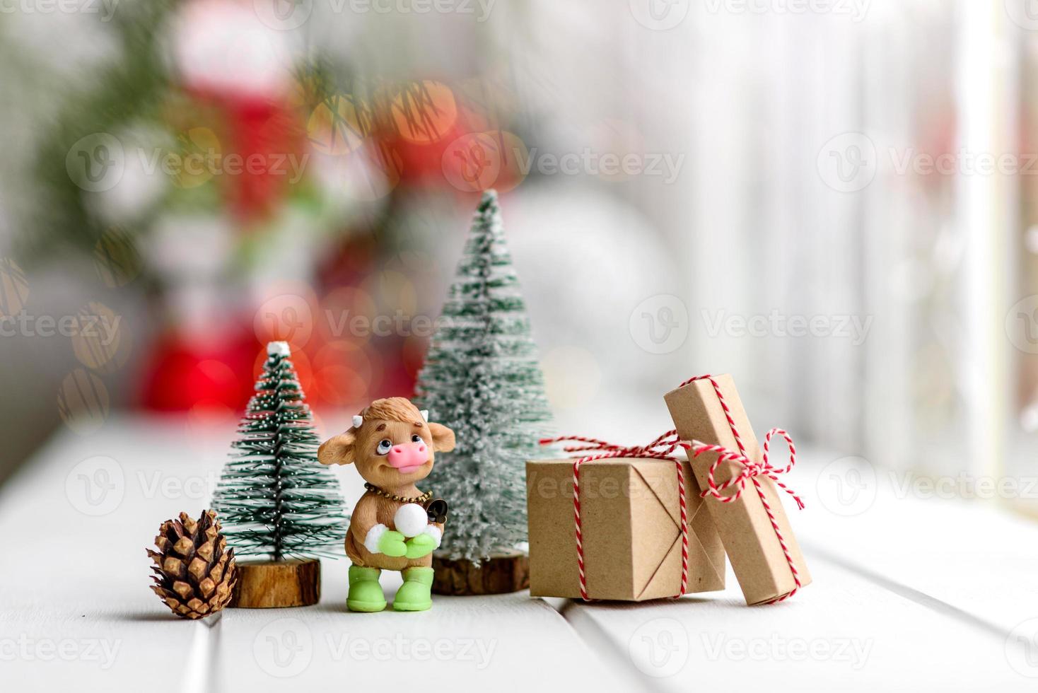 mooie veelkleurige kerstversiering op een licht houten tafel foto