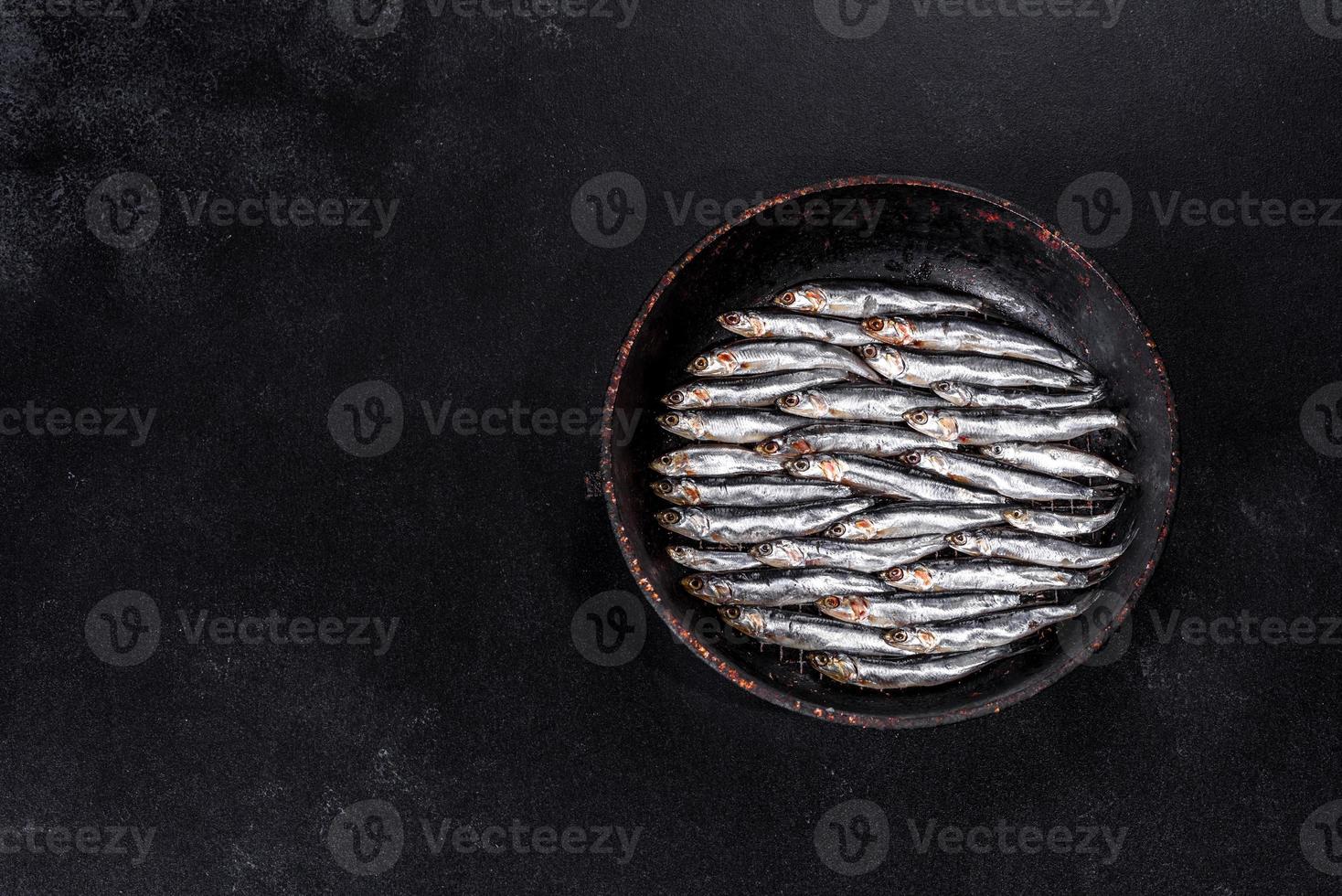 verschillende vis gezouten ansjovis op een donkere betonnen tafel foto