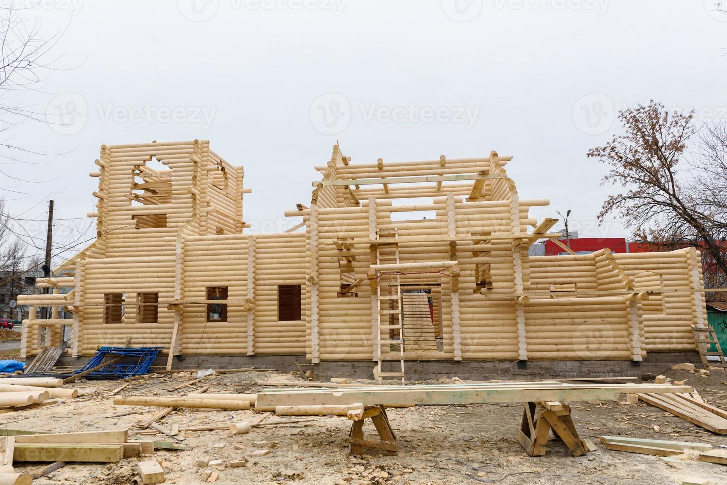 bouw van een christelijke kerk gemaakt van met hout behandelde stammen foto