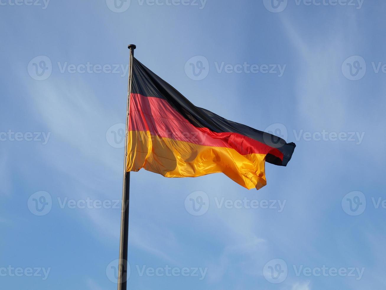 Duitse vlag over blauwe lucht foto