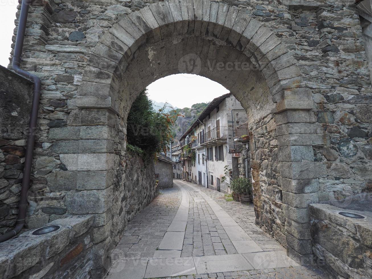 dorp van donnas oostelijke poort foto