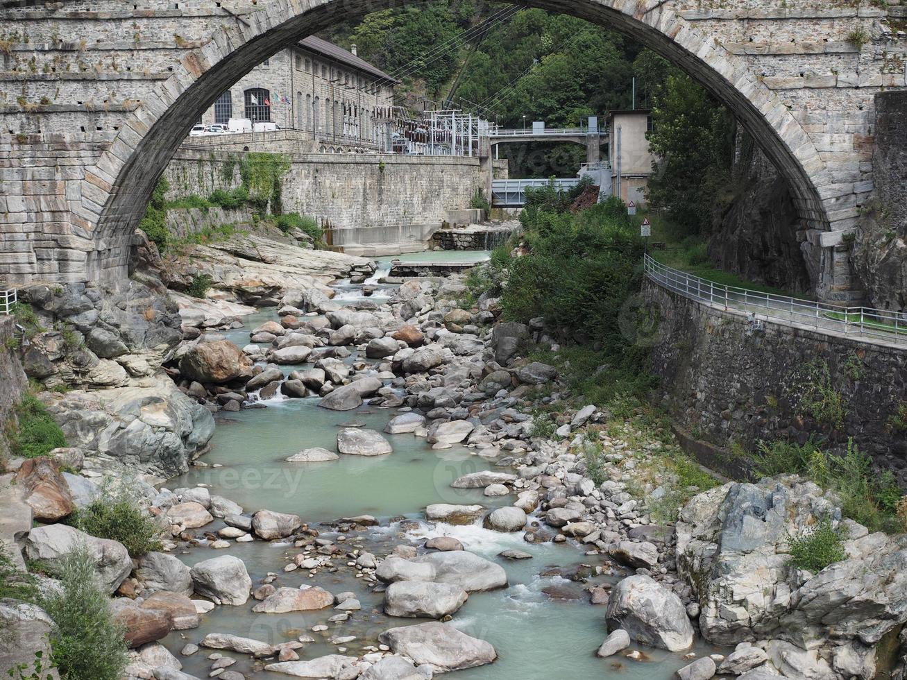 romeinse brug in pont saint martin foto